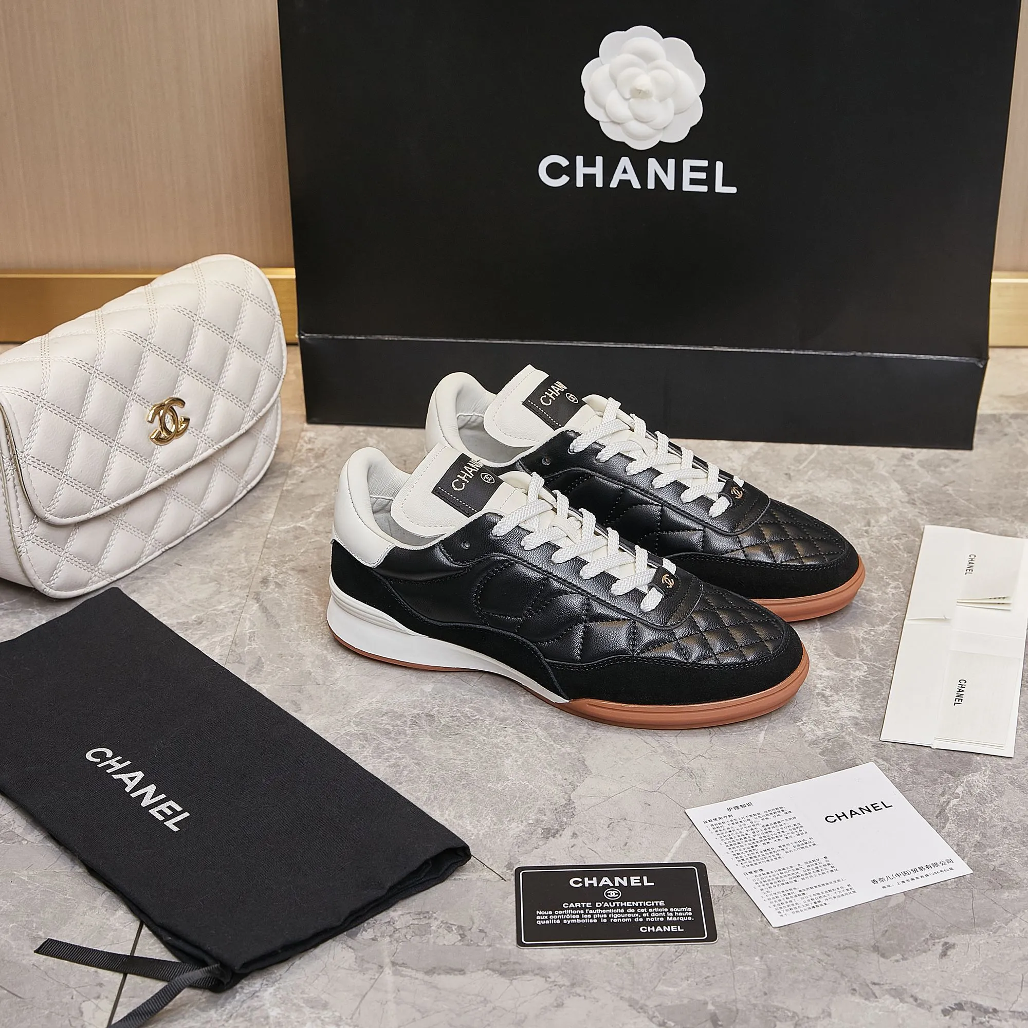 👟👟Ex-factory price 560👟👟 Chanel Chanel - 2024 counter top casual sports shoes This classic design; the upper is electro-embroidered with a variety of techniques; the outsole is fashionable and sporty; it is unusual to incorporate a variety of color matching elements... The diversified mix and match is very beautiful and versatile, casual, fashionable, sports and outdoor can be taken into account... ꫛꫀꪝ Go➫ Material: ❶Upper is made of: Original imported mixed-breed sheep ❷Inside made of: original imported breathable sheepskin ❸Outsole based on: original TPU outsole Full set of boutique packaging for women 35–41
